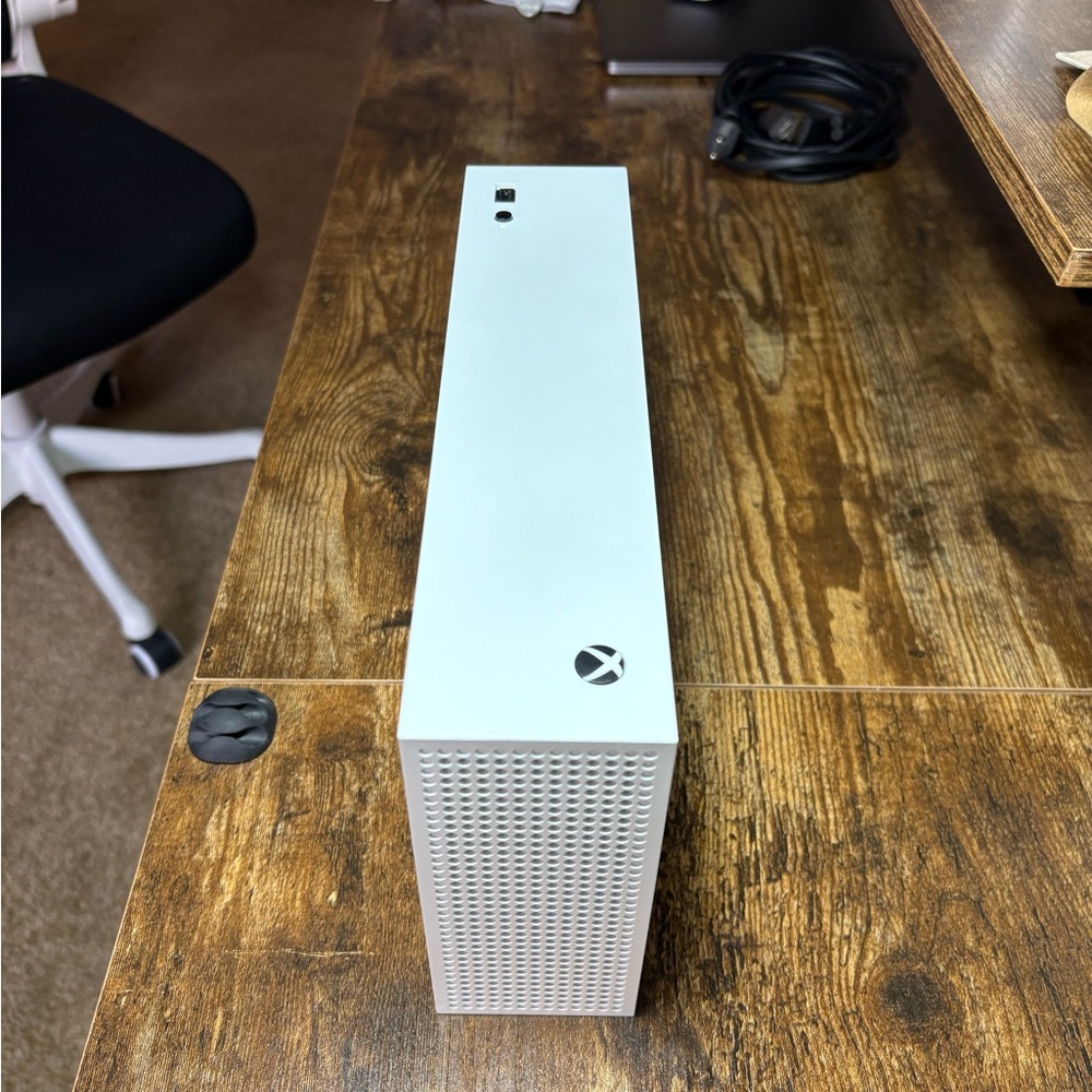 Xbox Series S Digital Edition (Used with cords) - Picture 10 of 14
